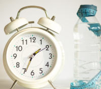 كم ساعة يستطيع الانسان العيش بدون اكل و ماء ؟