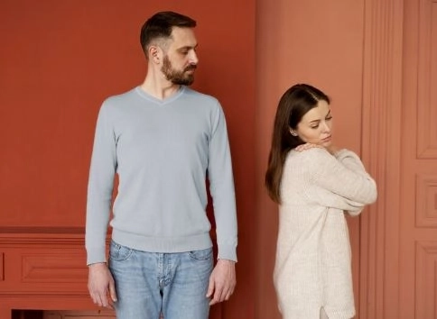 معاملة زوج الأم القاسية كيف تحمي الأم أطفالها وتحافظ على استقرار الأسرة معاملة زوج الأم القاسية كيف تحمي الأم أطفالها وتحافظ على استقرار الأسرة